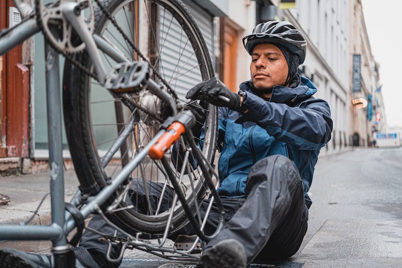 Réparer roue voilée vélo sale