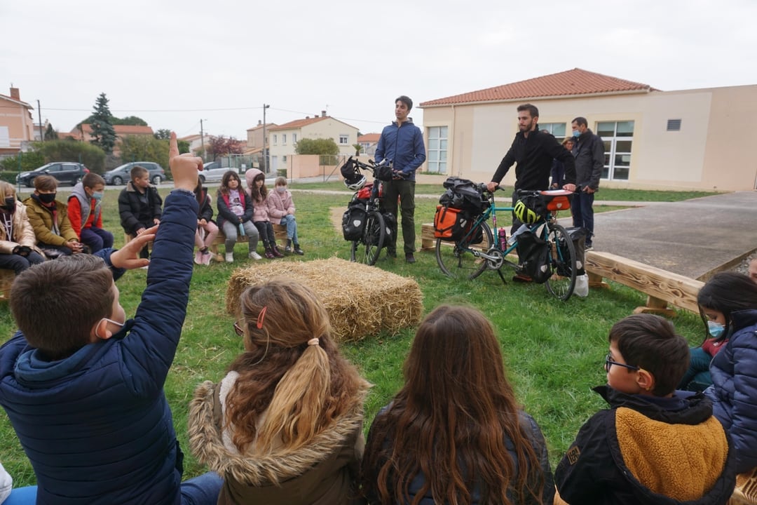 Etienne, Léo et Solal face à une classe d'élèves de primaire