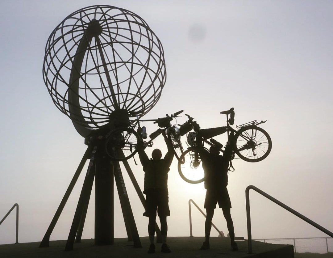 Solal et Léo soulèvent leurs vélos