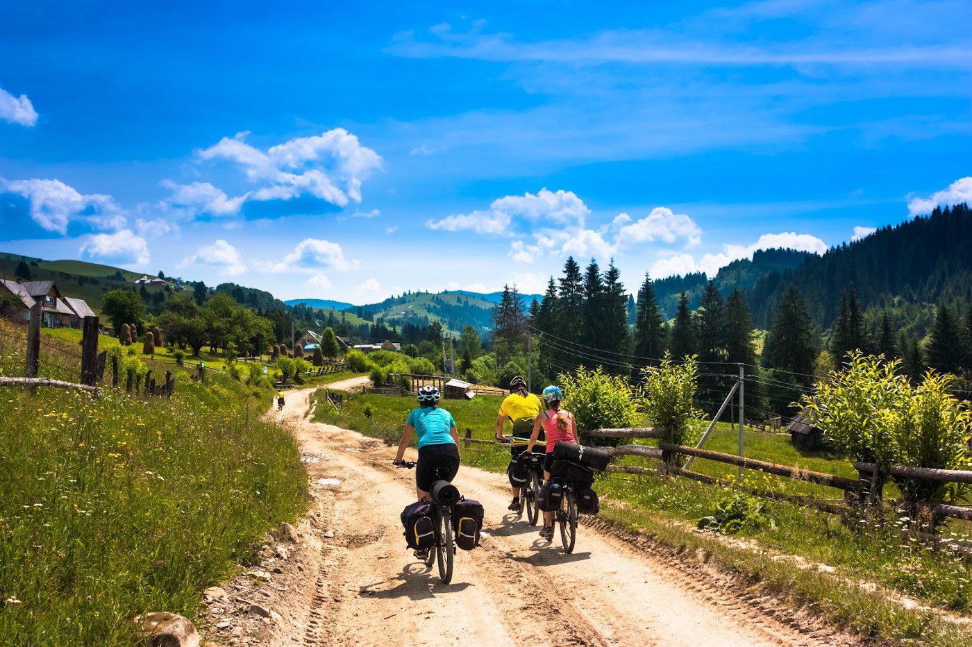 3 cyclistes font du cyclotourisme dans la montagne