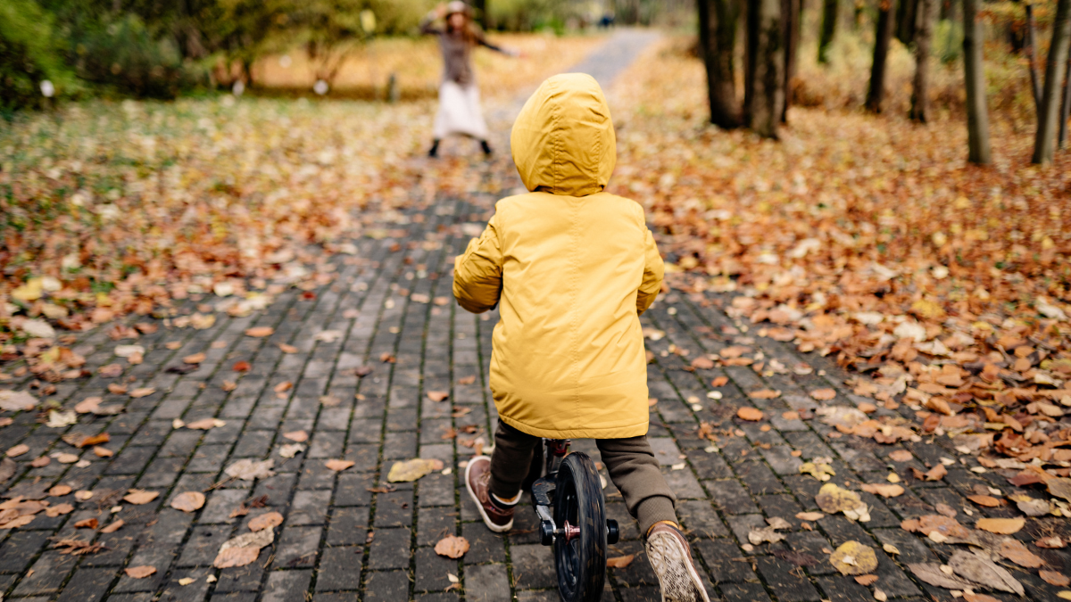 Un enfant à draisienne