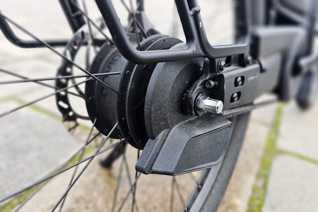Moyeu à vitesses intégrées monté sur une roue arrière de vélo
