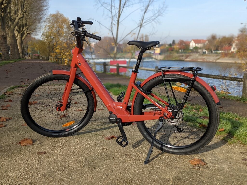 Vélo urbain équipé de feux avant et arrière pour circuler en sécurité