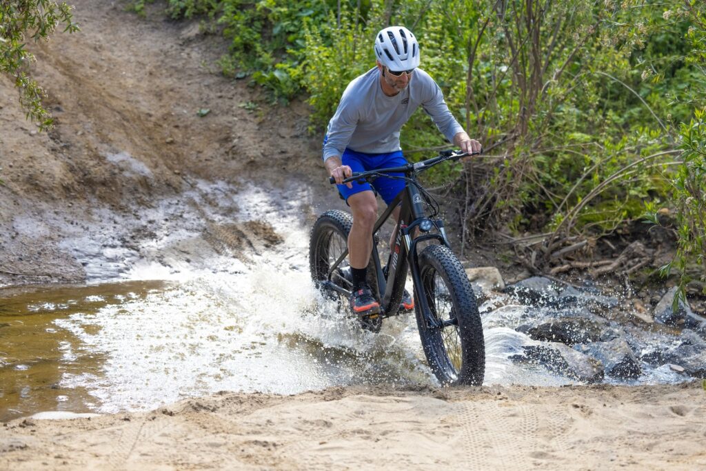 freiner à vélo dans l'eau