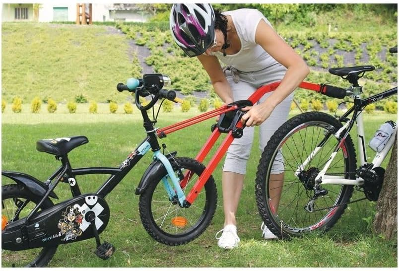 Barre de traction pour vélo enfant Trail-Angel en cours de fixation entre vélo parent et vélo enfant