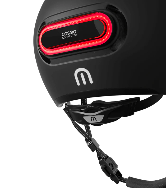 Le casque connecté Fusion+ de Cosmo Connected possède un feu frein et des clignotants