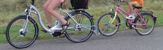 Attelage FollowMe pour tracter vélo enfant