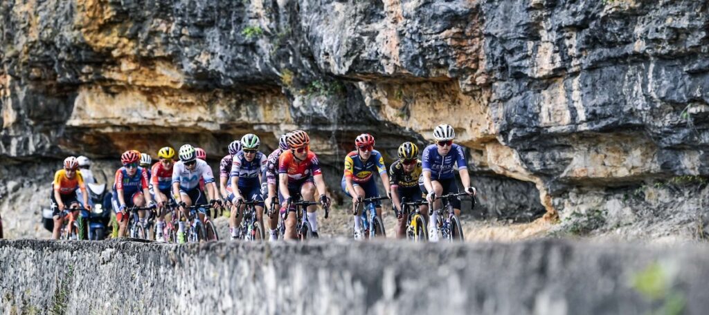 Peloton du Tour de France Femmes en action sur une étape de montagne