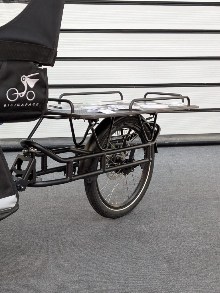 Remorque plateforme Bicicapace pour vélo longtail ajoutant 30 kg de charge
