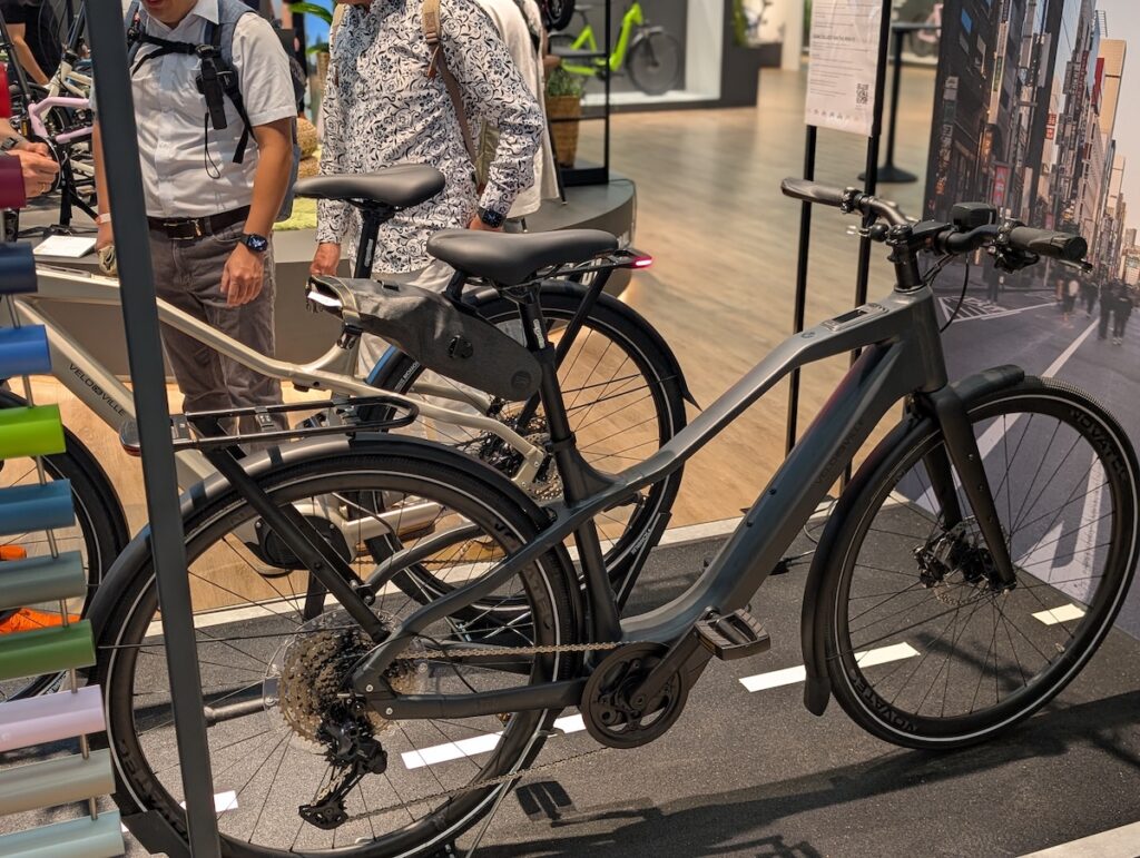 Vélo électrique urbain Velo de Ville Revo-C équipé du moteur DJI Avinox