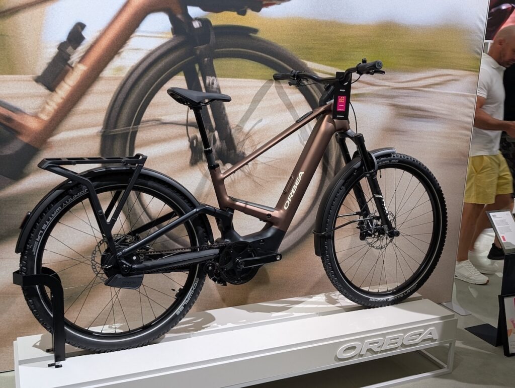 Vélo électrique trekking Orbea Muga avec suspension intégrée et finition haut de gamme