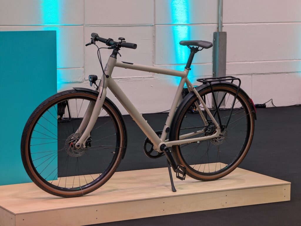 Vélo électrique Ampler Nova se rechargeant via un câble USB-C