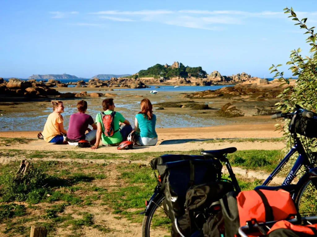 Cyclistes sur la côte granit rose de Ploumanac'h