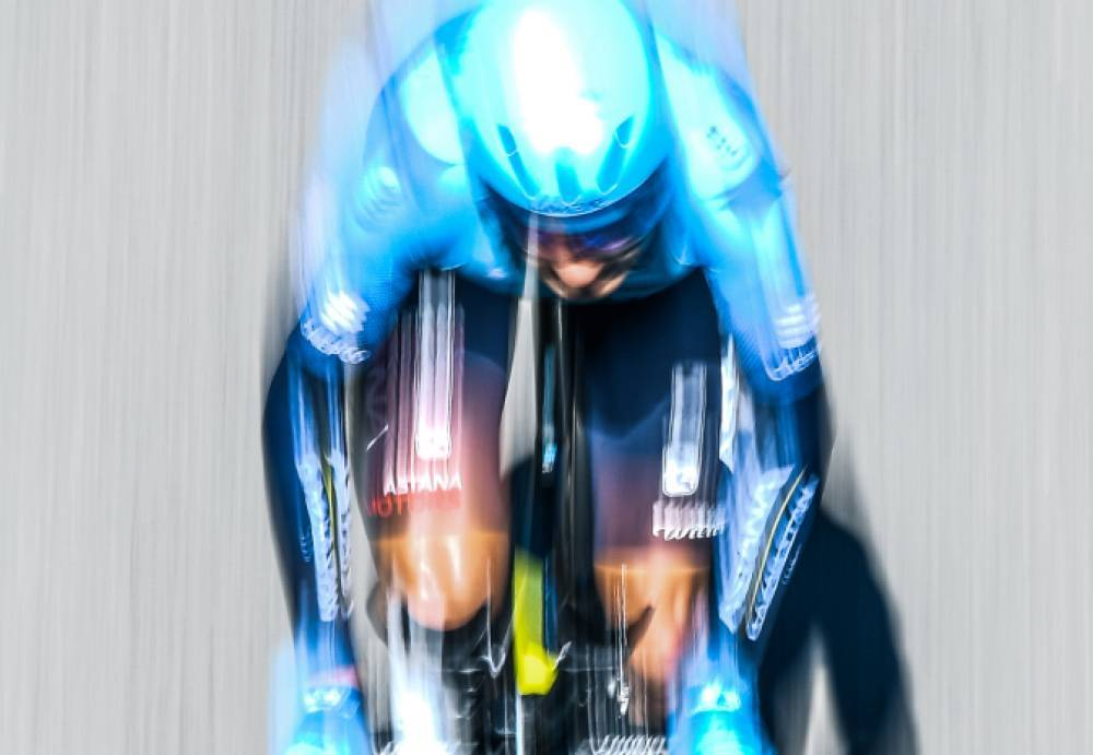 Cycliste professionnel en position aérodynamique lors d'un contre-la-montre