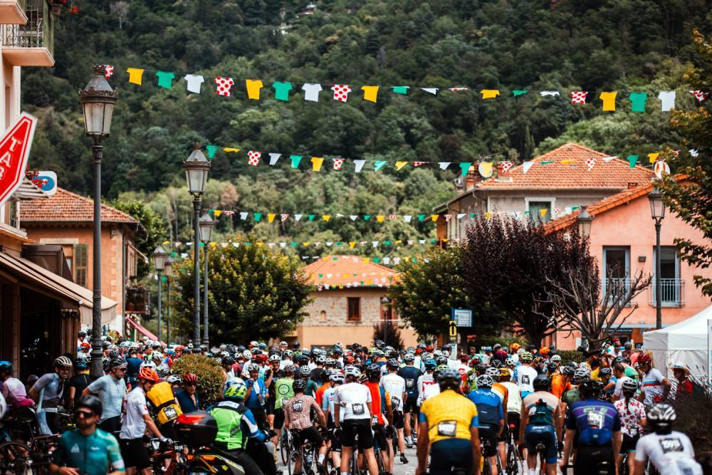 Cyclistes amateurs participant à L'Étape du Tour de France en montagne