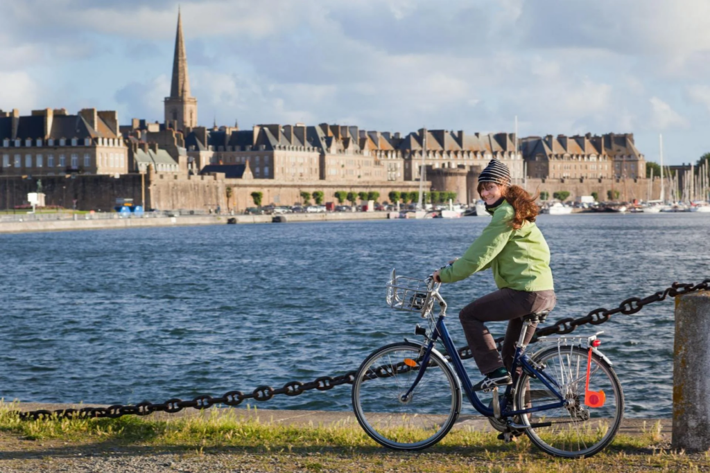 Départ de l'itinéraire vélo de Saint-Malo vers Redon, remparts de la cité corsaire