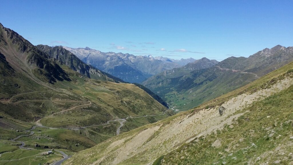 Paysage pyrénéen avec le col du Tourmalet, étape mythique du Tour de France