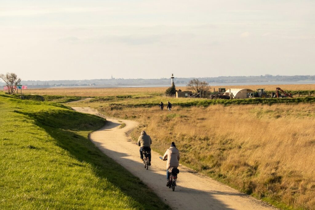 Cyclistes sur un itinéraire vélo en Bretagne