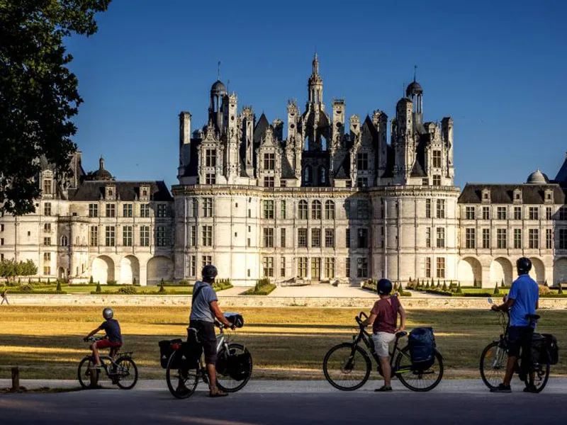 Groupe de cyclistes admirant le château de Chambord