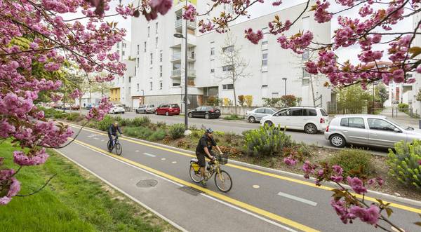 Baromètre vélo 2025 : des cyclistes roulent à Grenoble