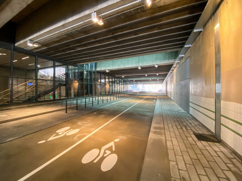 Passage Pompidou réaménagé à Lyon avec large piste cyclable, exemple des transformations qui ont amélioré le climat vélo.