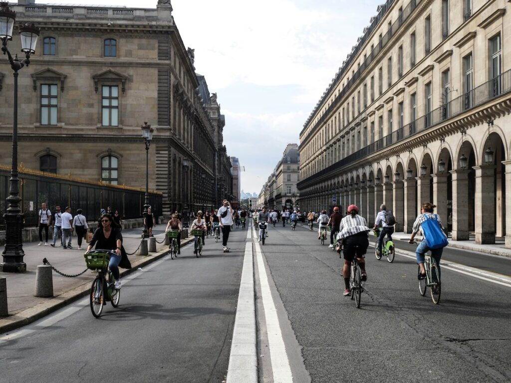 Piste cyclable protégée rue de Rivoli à Paris, exemple des aménagements qui ont permis la progression au baromètre 2025