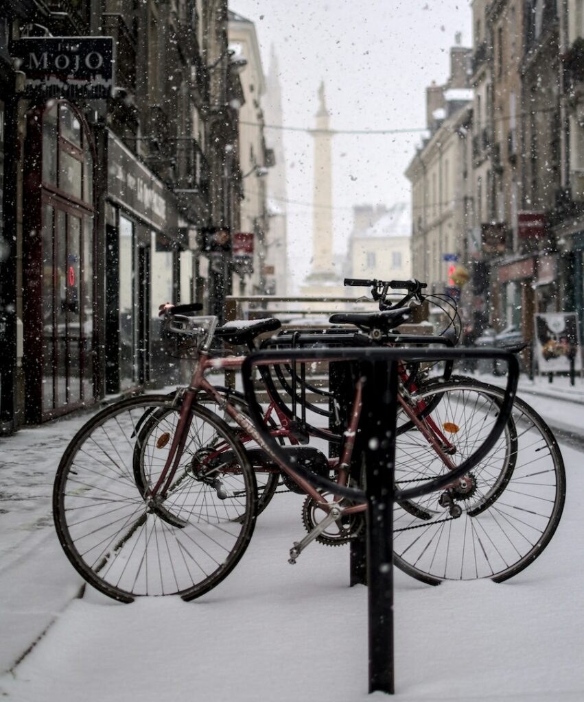 Vélos stationnés à Nantes sous la neige