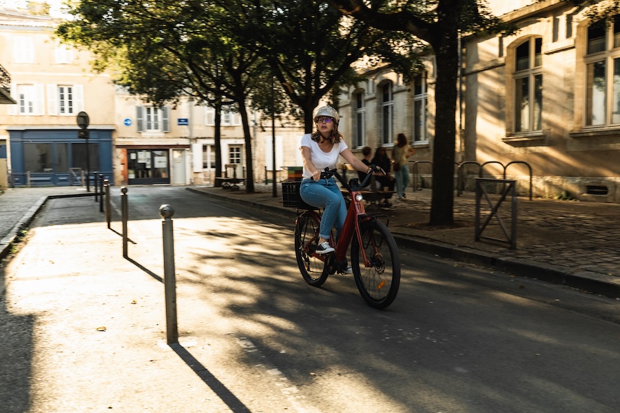 Cycliste courtois circulant en toute sécurité en ville