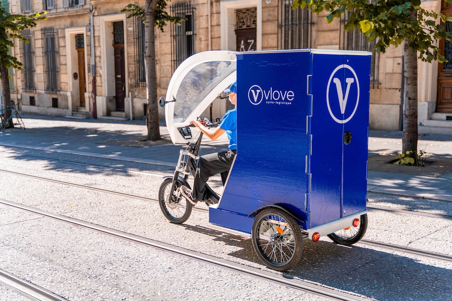 Photo d'un EPAC roulant sur la chaussée pour livrer des colis