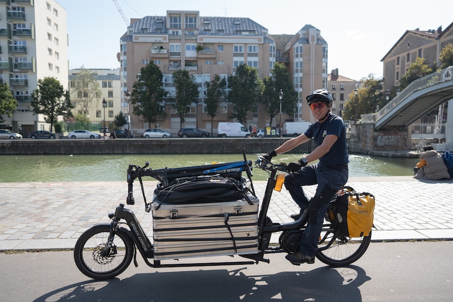 Réparateur professionnel utilisant un vélo cargo électrique EPAC pour la réparation à domicile