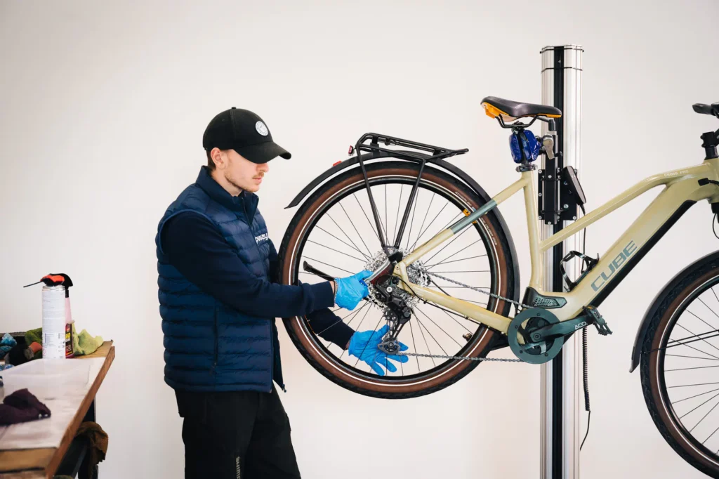 Mécanicien professionnel Upway effectuant le reconditionnement d'un vélo électrique avec contrôle qualité