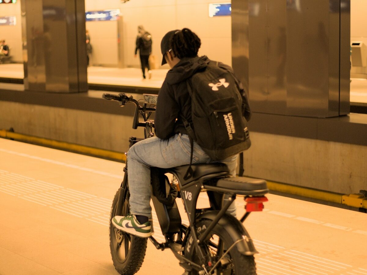 Fatbike électrique dans une station de métro