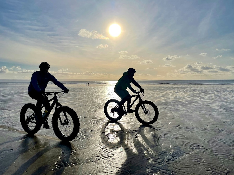 Fatbike électrique utilisé sur une plage de sable pour son usage optimal