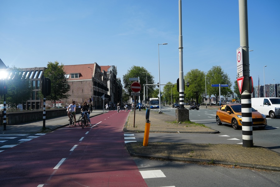 Piste cyclable rouge marquage au sol séparation piétons vélos