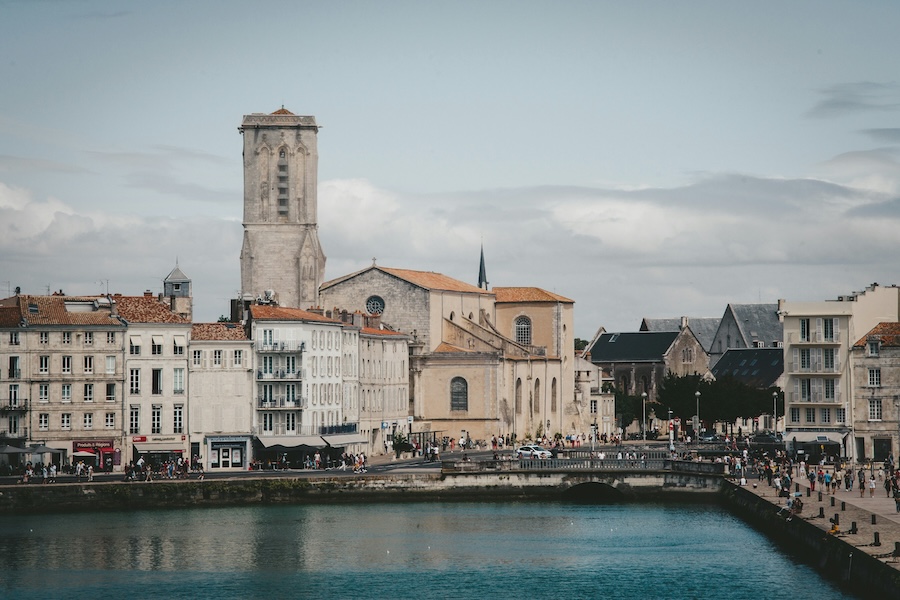 Vieux-Port de La Rochelle avec cyclistes et piétons sur les quais
