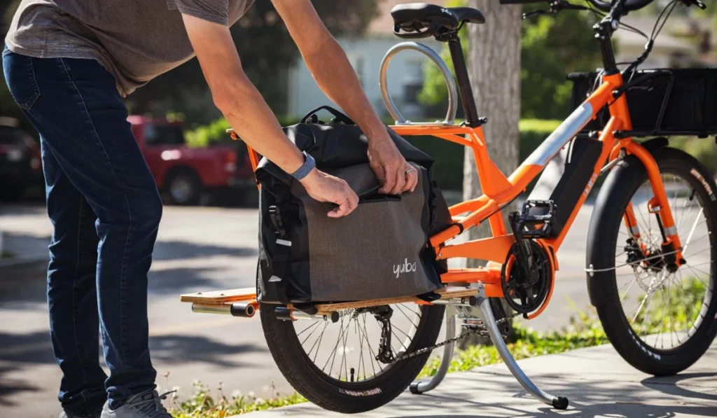 Vélo cargo Yuba longtail équipé de sacoches pour le Bag Friday 2025