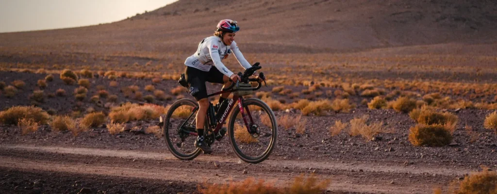 Photo d'une femme roulant sur un vélo gravel Origine Cycles