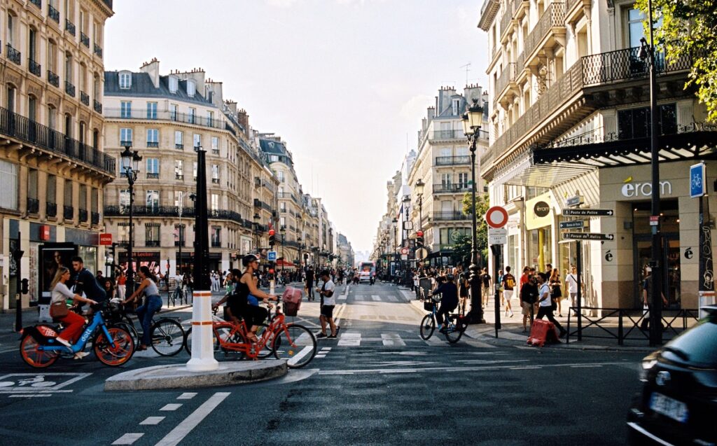Piste cyclable Sébastopol à Paris avec de nombreux cyclistes en circulation