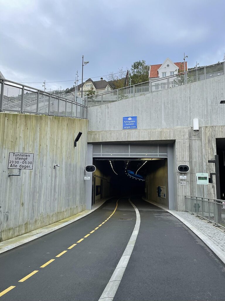 Entrée du tunnel cyclable de Fyllingsdalen à Bergen, Norvège