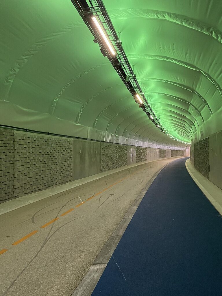 Intérieur tunnel Fyllingsdalen avec voies cyclable et piétonne séparées