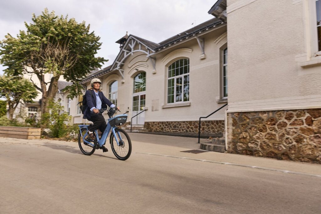 Nouveau vélo électrique Véligo 2026 avec tableau de bord connecté et clignotants intégrés