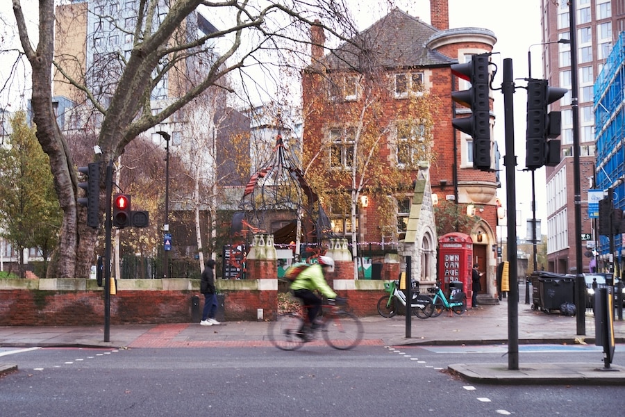 Piste cyclable Cycleway à Londres avec séparation physique de la circulation automobile