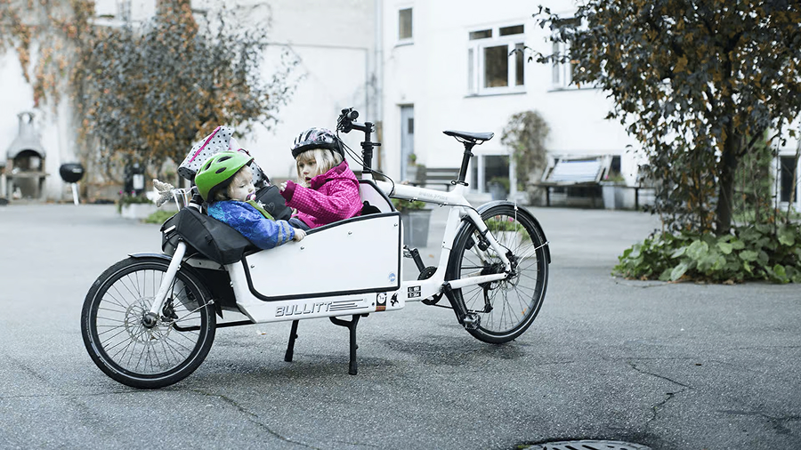 Vélo cargo biporteur électrique avec deux enfants dans la caisse avant