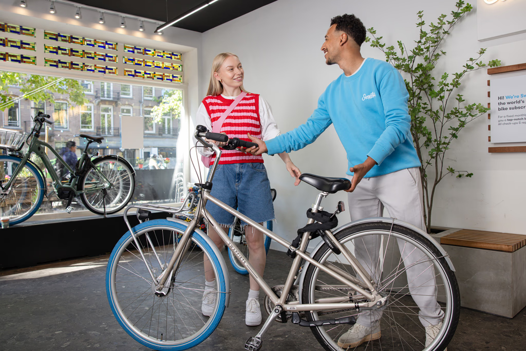 Vélo Swapfiets reconnaissable à son pneu avant bleu en location longue durée