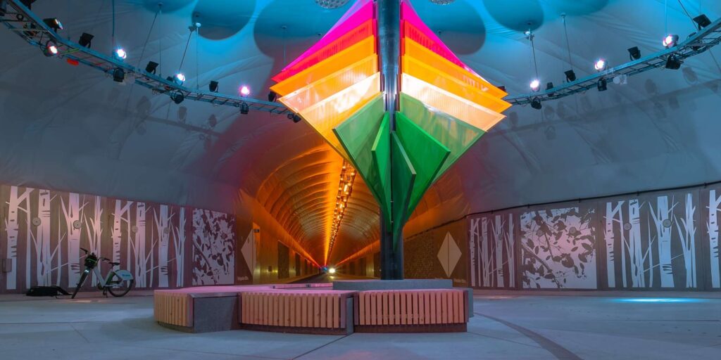 Zone centrale tunnel Fyllingsdalen avec cadran solaire et bancs en pierre de montagne