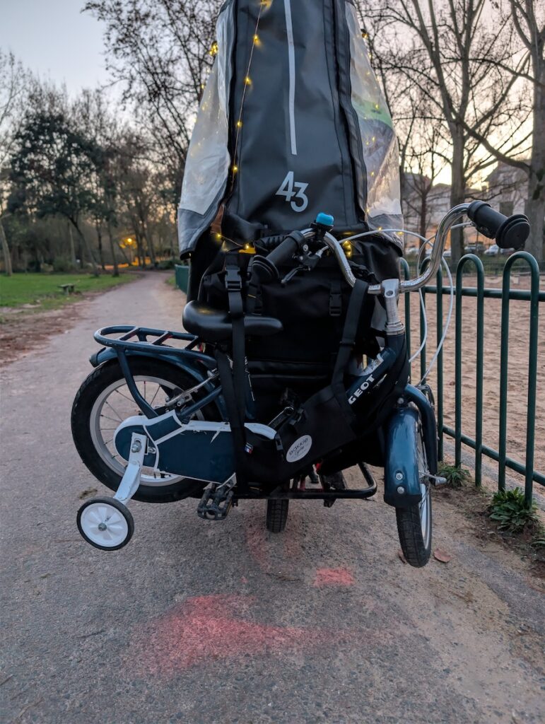 Remorquer vélo enfant avec les sacoches Bakkie