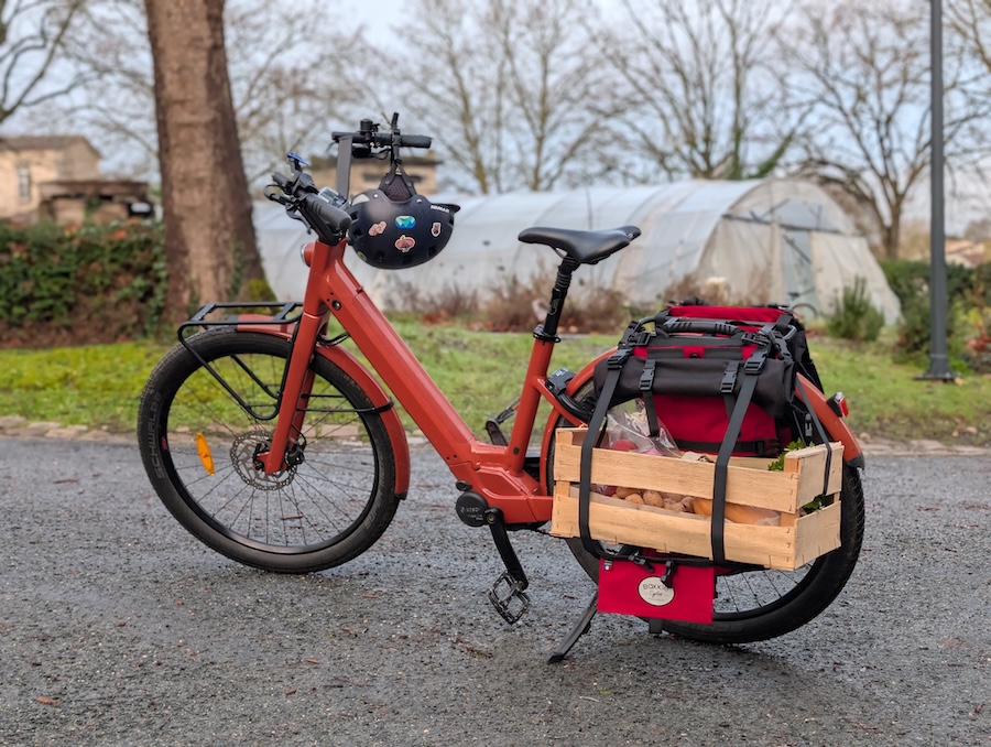 Transport d'une cagette légumes à vélo avec la sacoche Bakkie