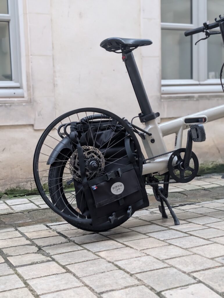 Transport d'une roue vélo avec la sacoche Bakkie