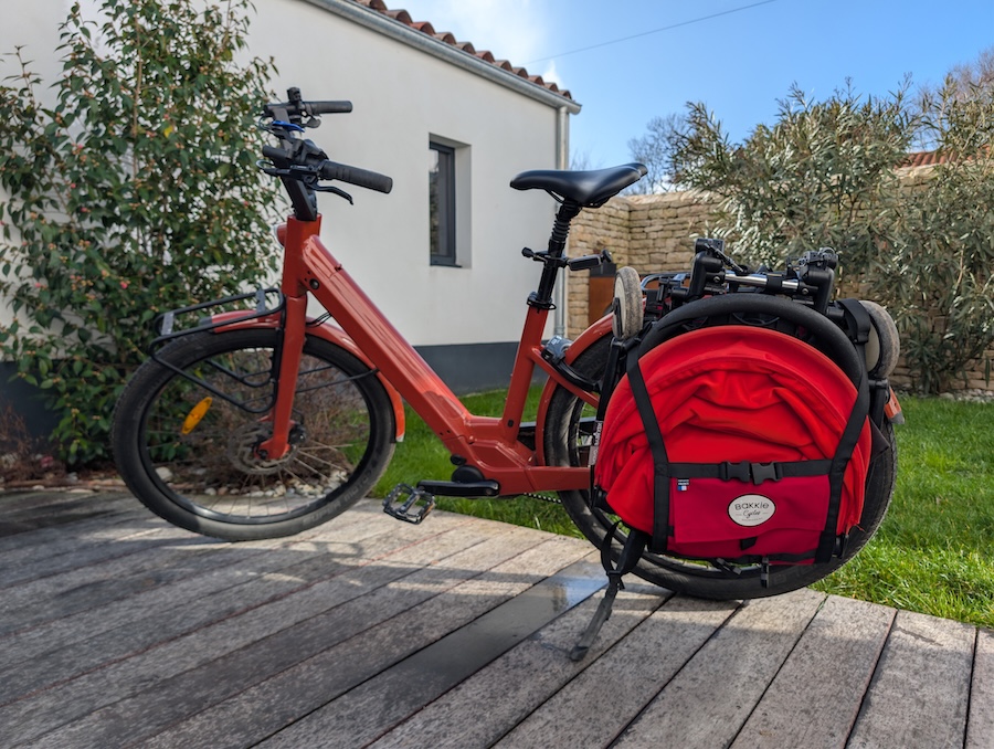 Transport poussette Yoyo grâce à une sacoche Bakkie Cycles