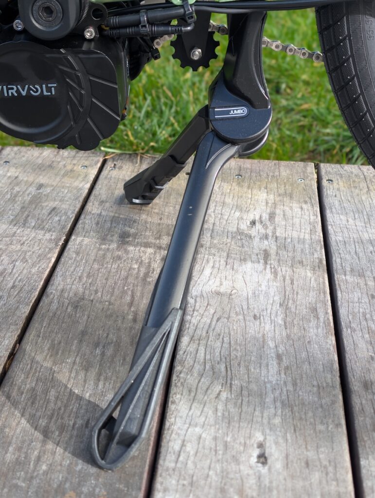 La béquille double du Jean Fourche est stable, mais pas évidente à enlever